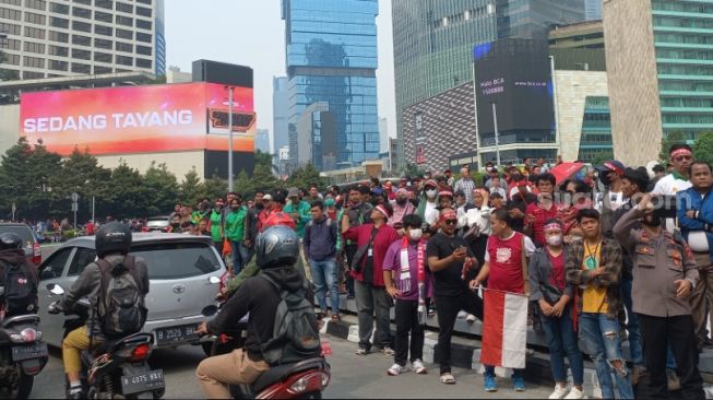 Warga Padati Area Bundaran HI Sambut Arak-arakan Timnas U-22, Lalin Macet