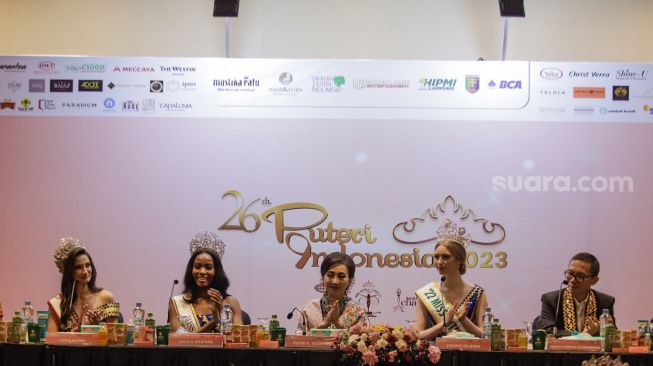 Miss Charm 2023 Luma Russo (kiri), Miss Supranational 2022 Lalela Mswane (kedua kiri), Ketua Dewan Penasehat Yayasan Puteri Indonesia Putri Kuswisnu Wardani (tengah) dan Miss International 2022 Jasmin Selberg (kedua kanan) saat konferensi pers Grand Final Puteri Indonesia 2023 di JCC Senayan, Jakarta, Jumat (19/5/2023). [Suara.com/Alfian Winanto]