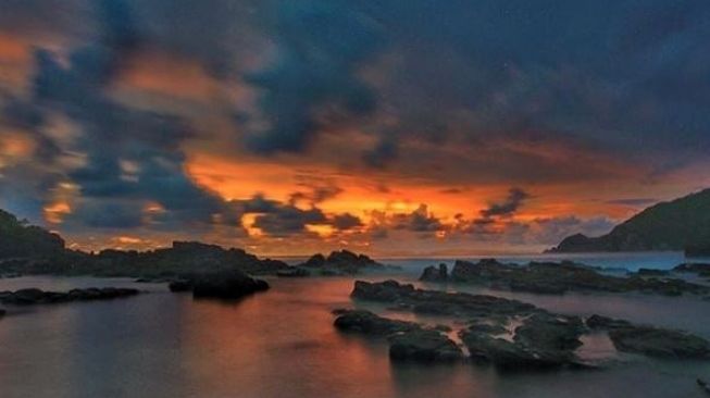 Pantai Wediombo, Wisata Air di Jogja yang Dikelilingi Batu Karang nan Cantik