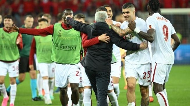 Pelatih AS Roma Jose Mourinho merayakan sukses mereka ke final Liga Europa dengan para pemainnya setelah pertandingan leg kedua semifinal Liga Eropa UEFA antara Bayer Leverkusen dan AS Roma di Leverkusen, pada 18 Mei 2023. INA FASSBENDER/AFP