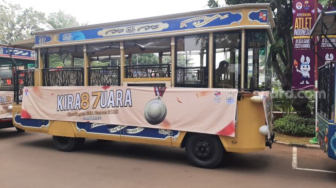 Bus wisata yang dikenal dengan nama Bandros itu menjadi kendaraan para atlet olahraga nonsepak bola untuk mengikuti parade juara SEA Games 2023, Jumat (19/5/2023) pagi WIB. [Pahami.id/Adie Prasetyo Nugraha]