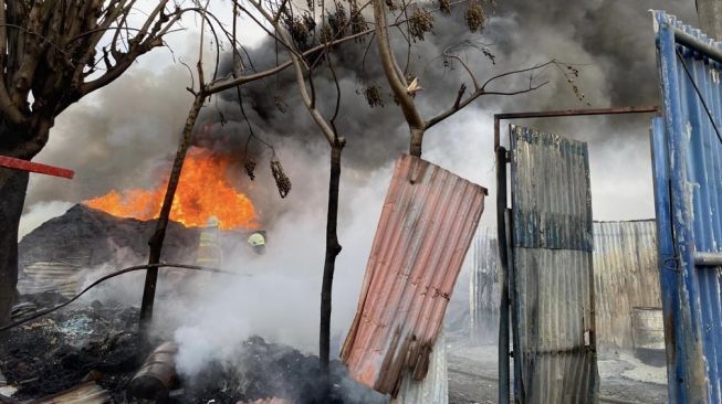 Tempat Daur Ulang Plastik di Kalideres Tebakar Diduga Akibat Arus Pendek