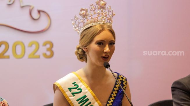 Miss International 2022 Jasmin Selberg saat konferensi pers Grand Final Puteri Indonesia 2023 di JCC Senayan, Jakarta, Jumat (19/5/2023). [Suara.com/Alfian Winanto]