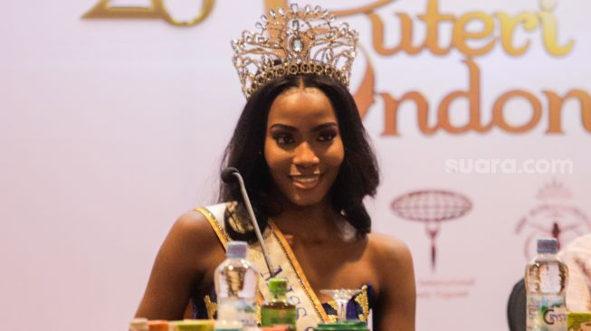 Miss Supranational 2022 Lalela Mswane saat konferensi pers Grand Final Puteri Indonesia 2023 di JCC Senayan, Jakarta, Jumat (19/5/2023). [Suara.com/Alfian Winanto]