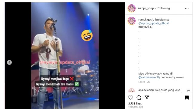 Ariel NOAH bawa es cekek di panggung (Instagram @rumpi_gosip)