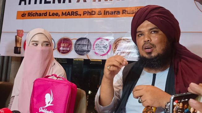 Inara Rusli dan Ustaz Derry Sulaiman dalam jumpa pers di kawasan Senopati, Jakarta Selatan, Kamis (18/5/2023). [Rena Pangesti/Suara.com]