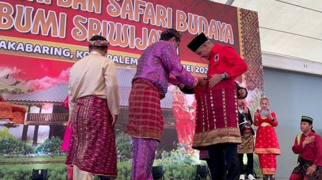 Temui Tokoh Adat Kesultanan Hingga Ulama di Sumsel, Ganjar Dipasangi Songket Tanjak