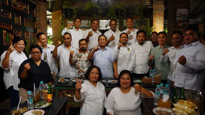 Ketua Umum Partai Gerindra Prabowo Subianto saat bertemu sejumlah kelompok relawan pendukung Gibran di salah satu angkringan di daerah Jajar, Laweyan, Solo, Jumat (19/5/2023) malam. (Tim media Prabowo Subianto)