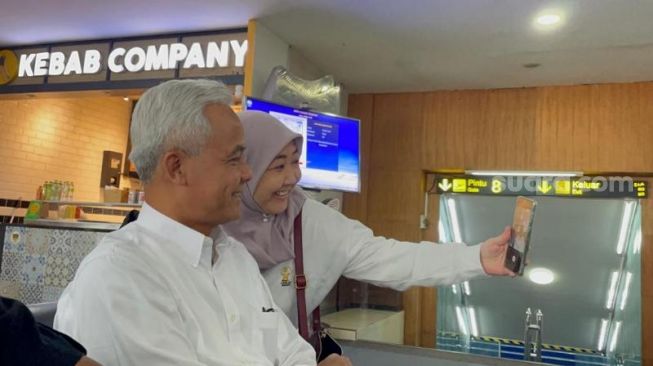 Jadi Sasaran Swafoto Warga Sebelum Terbang ke Palembang, Ganjar: Ayo Boleh Foto Sama Rambut Putih