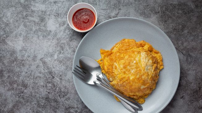 Ilustrasi hidangan nasi omelet (Freepik/jcomp)