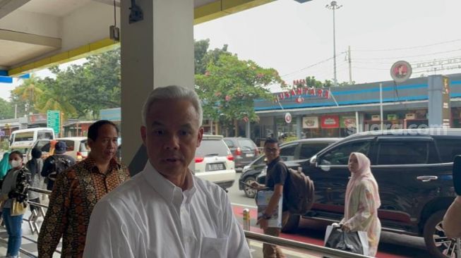 Bakal calon presiden dari PDIP Ganjar Pranowo di Bandara Halim Perdanakusuma, Jakarta Timur, Sabtu (20/5/2023). (Suara.com/Bagaskara)