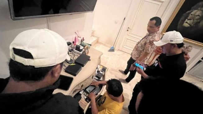 Penyidik Direktorat Tindak Pidana Umum (Dittipidum) Bareskrim Polri melakukan penggeledahan di rumah Dito Mahendra di wilayah Jakarta Selatan, Jumat (19/5/2023). Antara/HO-Dittipidum Bareskrim Polri