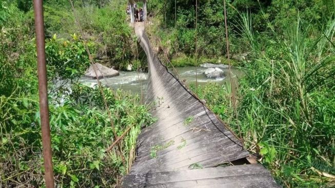 Rombongan Pengantin di Toraja Utara Sebrangi Jembatan Gantung yang Tiba-tiba Putus