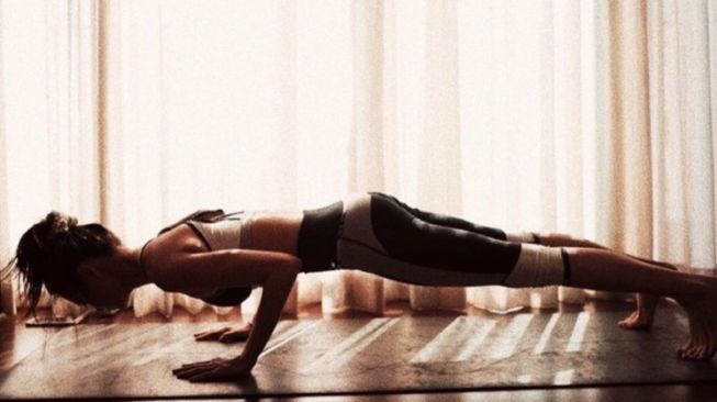 Potret Gege Elisa Melakukan Yoga (Instagram/@gegeelisa94)
