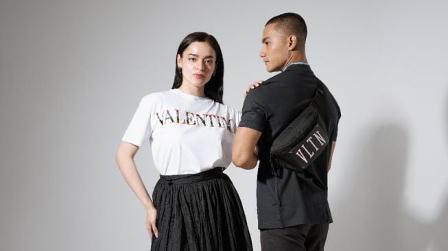 4 Inspirasi OOTD Couple di Akhir Pekan, Cara Simpel Tampil Serasi dengan Pasangan