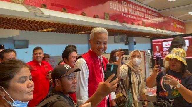 Tiba di Palembang Lakukan Konsolidasi, Ganjar Disambut Warga dan Relawan: Kami Optimis Ganjar Presiden!