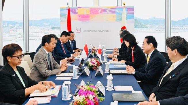 Pertemuan bilateral Presiden Joko Widodo atau Jokowi dengan PM Jepang Fumio Kishida beserta delegasi di Hotel Grand Prince, Hiroshima, Sabtu (20/5/2023). (Laily Rachev - Biro Pers Sekretariat Presiden)