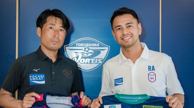 Ketua RANS Nusantara FC, Raffi Ahmad bersama perwakilan klub Liga 2 Jepang, Tokushima Vortis. [RANS Nusantara FC]