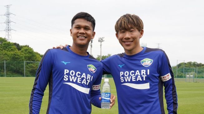 Two RANS Nusantara FC players, Fadilla Akbar (left) and Mitsuru Marouka while training with the Japanese League 2 club, Tokushima Vortis. [RANS Nusantara FC]