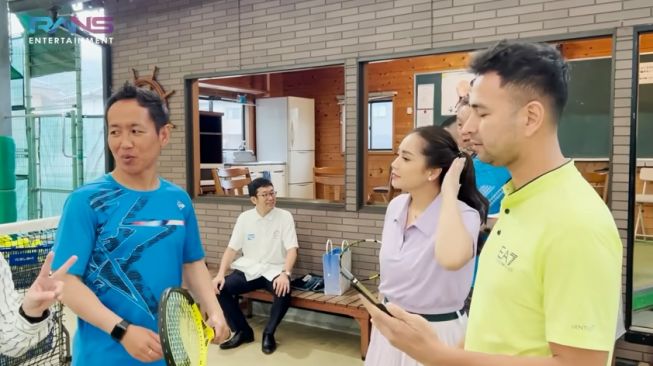 Potret Raffi Ahmad dan Nagita Slavina Main Tenis di Jepang (YouTube/Rans Entertainment)