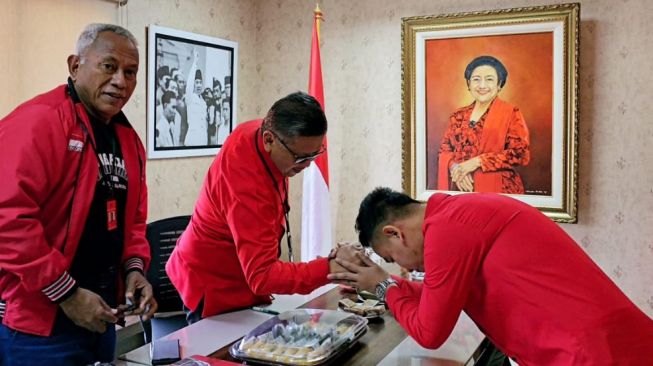 Gibran Rakabuming Raka menghadap Sekjen PDIP Hasto Kristiyanto yang didampingi Ketua DPP PDIP bidang kehormatan Komarudin Watubun, di kantor DPP PDIP, Menteng, Jakarta, Senin (22/5/2023). (Dok. PDIP)