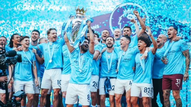 Para Pemain Angkat Trofi Premier League untuk Manchester City (Twitter@ManCity)