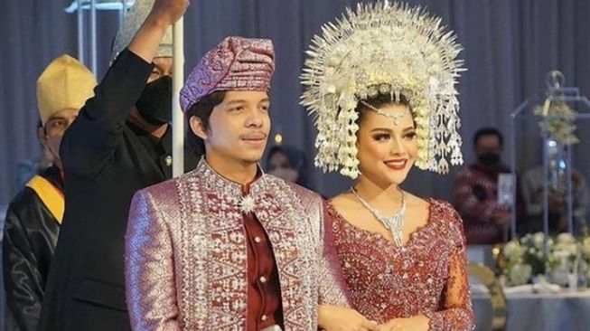 Artis Kenakan Suntiang saat Menikah (Instagram/@verakebaya)