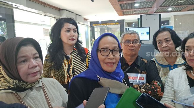 Srimiguna, kuasa hukum M, istri kedua anggota DPR RI berinisial BY, usai membuat laporan di ruang MKD DPR, Kompleks Parlemen Senayan, Jakarta, Senin (22/5/2023). (Suara.com/Novian)