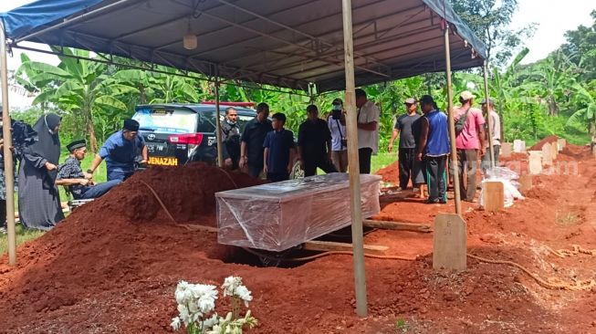 Meninggal karena Covid-19, Pemakaman Eeng Saptahadi Dilakukan dengan Protokol Kesehatan