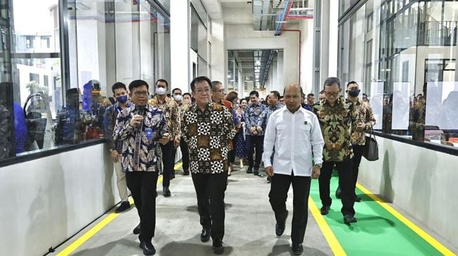 Deputi Bidang Koordinasi Peningkatan Kualitas Pendidikan dan Moderasi Beragama, Kementerian Koordinator Bidang Pembangunan Manusia dan Kebudayaan Republik Indonesia Prof. Warsito (kedua kanan), Presiden Direktur Astra Djony Bunarto Tjondro (kedua kiri), Direktur Astra Hamdhani Dzulkarnaen Salim (kanan), beserta direksi Astra serta eksekutif Grup Astra, dan Direktur ASTRAtech Tony H. Silalahi (kiri) saat Campus Tour dalam acara Grand Opening kampus ASTRAtech di Delta Silicon, Cikarang, Jawa Barat, pada Senin (22/5/2023) [Grup Astra].