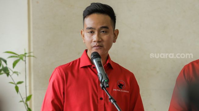 Wali Kota Solo Gibran Rakabuming Raka menyampaikan keterangannya saat berkunjung ke Kantor DPP PDIP di Jakarta Pusat, Senin (22/5/2023). [Pahami.id/Alfian Winanto]