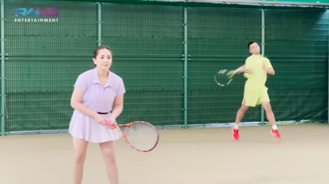 Potret Raffi Ahmad dan Nagita Slavina Main Tenis di Jepang (YouTube/Rans Entertainment)