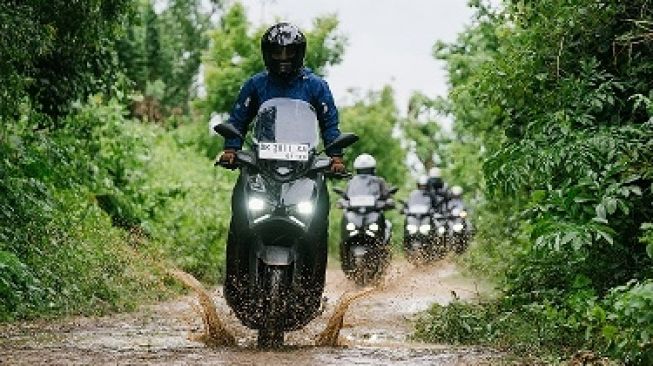 Tips dari Yamaha Racing Academy: salah satu hal yang patut diwaspadai pengendara saat melewati jalan rusak adalah genangan air yang menutupi lubang [PT YIMM].