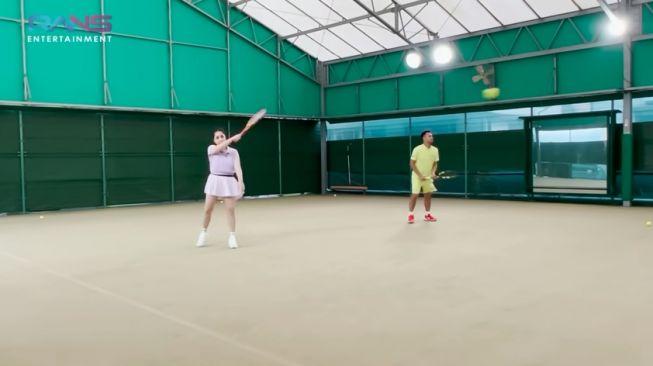 Potret Raffi Ahmad dan Nagita Slavina Main Tenis di Jepang (YouTube/Rans Entertainment)