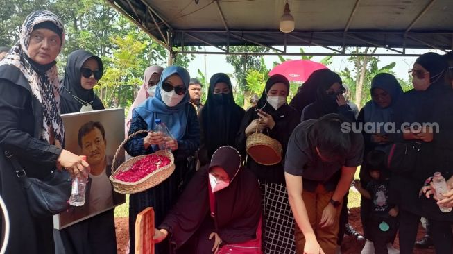 Suasana pemakaman Eeng Saptahadi di TPU Cipenjo, Cileungsi, Bogor, Jawa Barat pada Senin (22/5/2023) [Suara.com/Rena Pangesti]