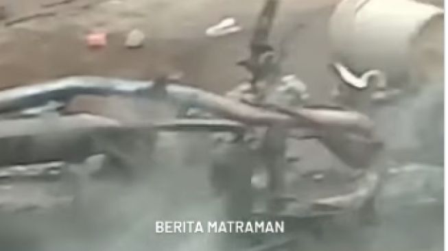 Penampakan sebuah motor yang hangus dibakar pelaku tawuran di kawasan Jatinegara, Jaktim. (tangkapan layar/ist)