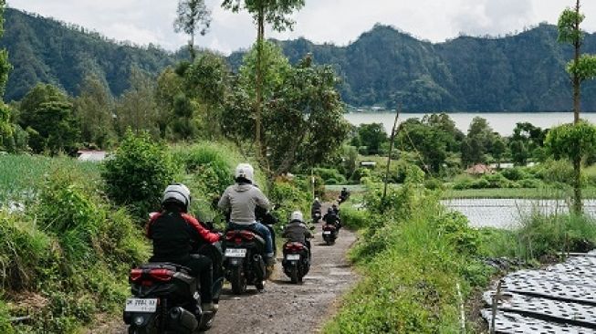 Tips Lewat Jalan Rusak, Biker Perlu Jaga Jarak Aman Sepeda Motor dan Tidak Mendahului