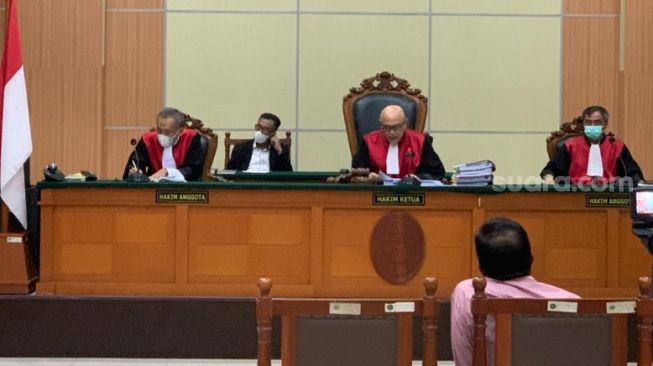 Sidang Haris Azhar mendengarkan putusan sela hakim di kasus pencemaran nama baik Luhut Binsar Pandjaitan di PN Jakarta Timur, Senin (22/5/2023), (Suara.com/Rakha)