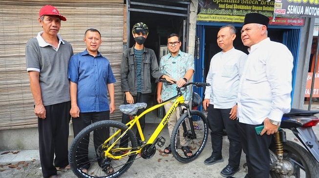 Wakil Wali Kota Tangerang Selatan Pilar Saga Ichsan memberikan sepeda kepada Viky yang viral pingsan usai jalan kaki belasan kilometer dari sekolah ke rumahnya. [Dok. Pemprov Tangsel]