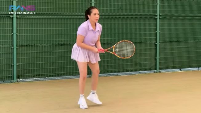 Potret Raffi Ahmad dan Nagita Slavina Main Tenis di Jepang (YouTube/Rans Entertainment)