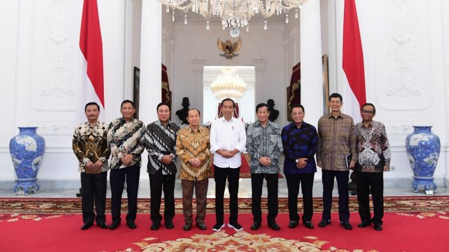 Presiden Joko Widodo atau Jokowi menerima para pimpinan purnawirawan TNI-Polri di Istana Merdeka, Jakarta, Senin (22/5/2023). (Lukas - Biro Pers Sekretariat Presiden)