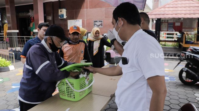 Warga membawa hewan peliharaan untuj divaksinasi rabies di Kelurahan Kebon Baru, Jakarta Selatan, Senin (22/5/2023). [Suara.com/Alfian Winanto]