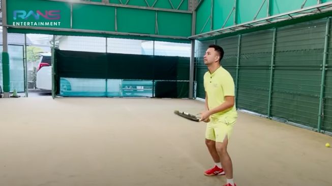 Potret Raffi Ahmad dan Nagita Slavina Main Tenis di Jepang (YouTube/Rans Entertainment)