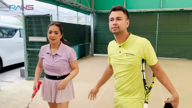 Potret Raffi Ahmad dan Nagita Slavina Bermain Tenis di Jepang (YouTube/Rans Entertainment)