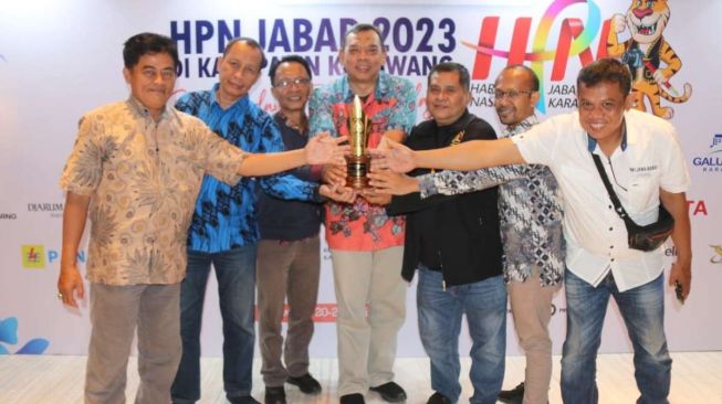 Plt Bupati Bogor Terima Penghargaan pada Perayaan Hari Pers Nasional Tingkat Jawa Barat Tahun 2023