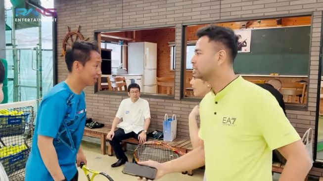 Potret Raffi Ahmad dan Nagita Slavina Main Tenis di Jepang (YouTube/Rans Entertainment)