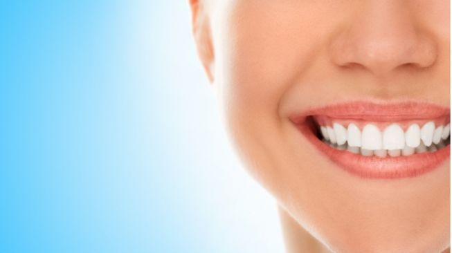 7 Bahan Alami yang Mampu Merontokkan Karang Gigi, Tertarik Mencobanya?