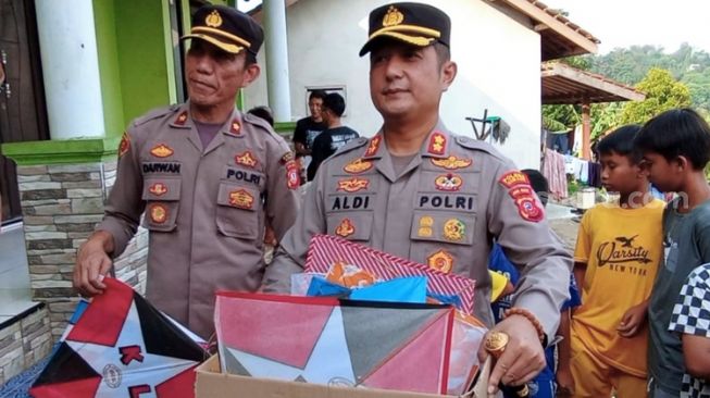 Polisi Buru Layangan di Sekitar Trase Kereta Cepat Jakarta-Bandung