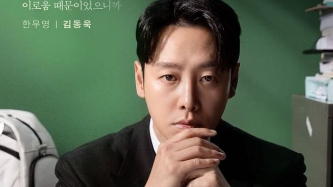 Potret Kim Dong Wook di Delightfully Deceitful (Instagram/@tvn_drama)