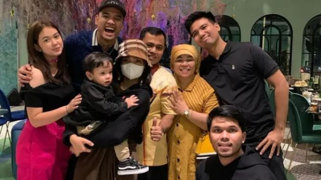 Potret Kedekatan Rebecca Klopper dengan Keluarga Haji Faisal (Instagram/@opah_faisal)